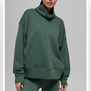 LIMITED COLOR Alo yoga hazy mock neck pull over clover green